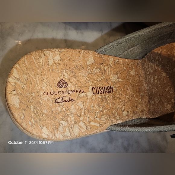 Clark's Cloudstepper Sage Green Thong Sandals - Picture 6 of 10